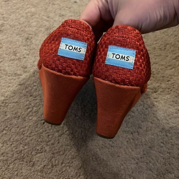 Tom’s red wedge peep toe 7.5 - Picture 4 of 8